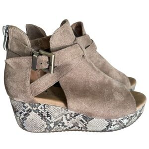 BOUTIQUE BY CORKYS Taupe Buckle Suede Leather and Snake Print Open Toe Wedges 8